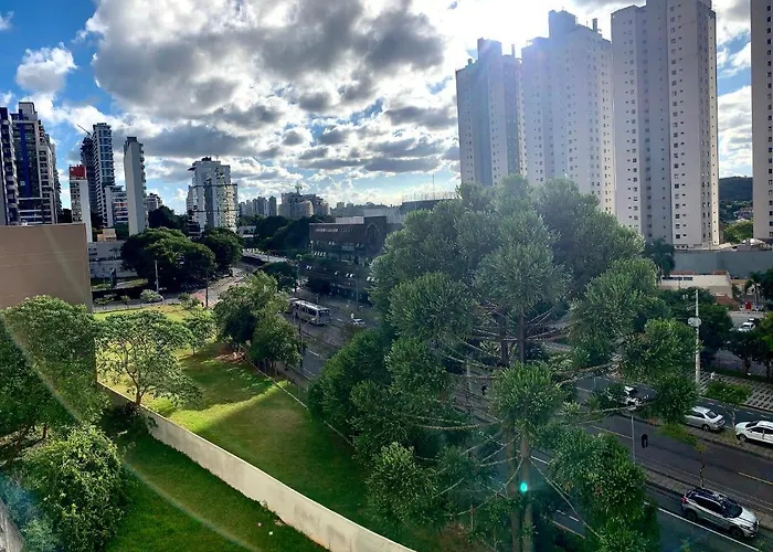 505 - Apartamento Lindo, amplo e decorado, mobiliario moderno, cozinha completa com utensílios , Excelente vista da cidade e localização privelegiada no bairro Bigorrilho proxímo de shopping e parques